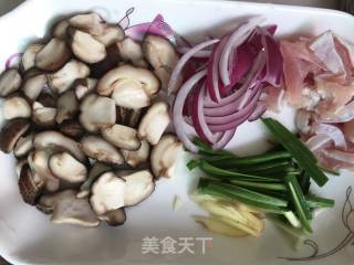 香菇丁炒板筋的做法步骤：2