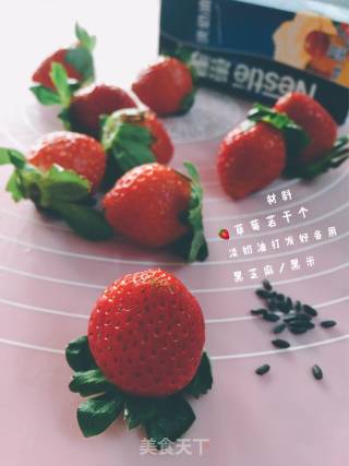 草莓圣诞老人的做法步骤：1