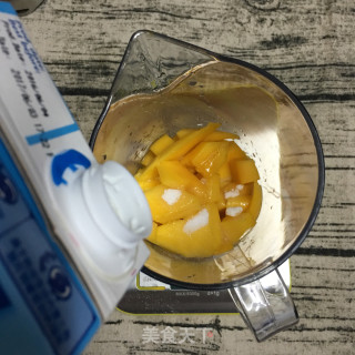 芒果奶昔的做法步骤：3