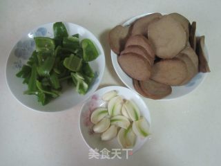 青椒炒素火腿的做法步骤：1