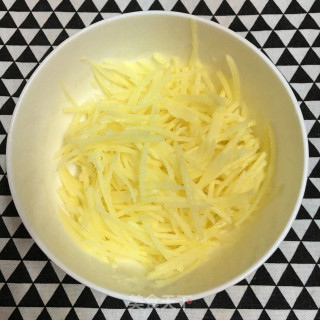 土豆丝培根披萨的做法步骤：1