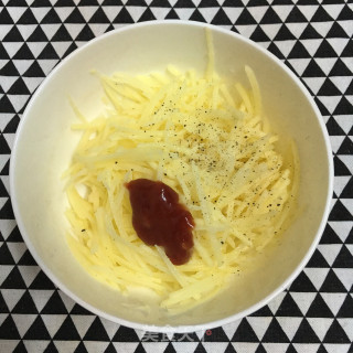 土豆丝培根披萨的做法步骤：2