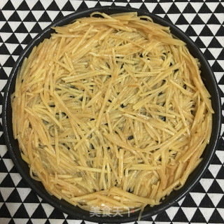土豆丝培根披萨的做法步骤：3