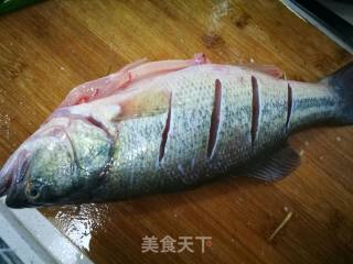 清蒸鲈鱼的做法步骤：2