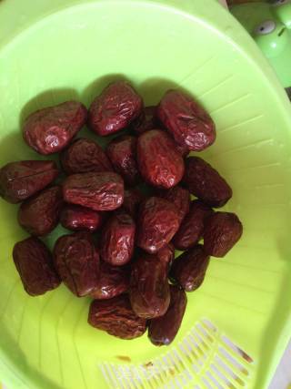 黑糖红枣姜母茶的做法步骤：1