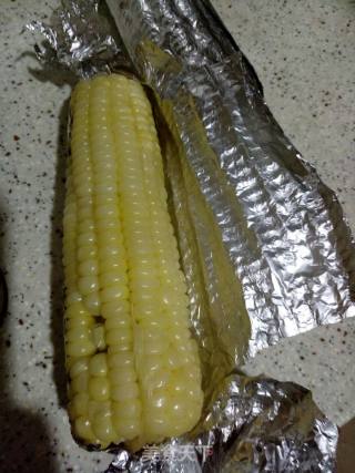 烤玉米~烤蜂蜜黏玉米
烤玉米只需三步，一：刷   二：包  三：烤的做法步骤：3