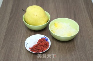 止咳润肺的冰糖雪梨银耳羹的做法步骤：1