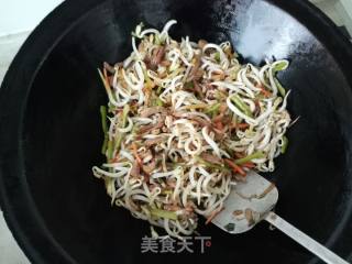 肘花肉绿豆芽炒饼的做法步骤：11