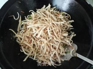 肘花肉绿豆芽炒饼的做法步骤：12