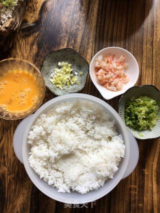 欲罢不能的什锦鲜虾炒饭的做法步骤：4