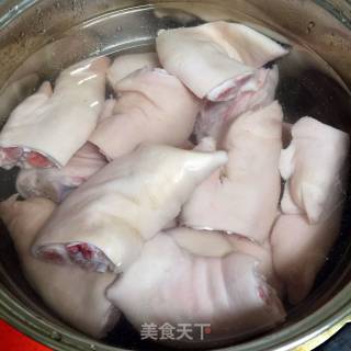 酱猪蹄的做法步骤：1