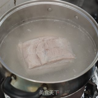 回锅肉炒胡萝卜的做法步骤：1