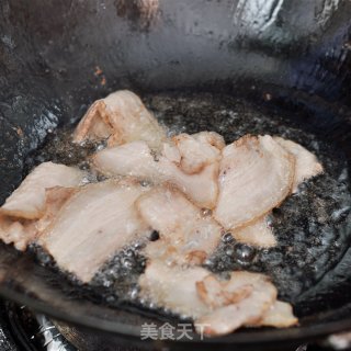 回锅肉炒胡萝卜的做法步骤：2