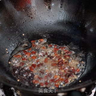回锅肉炒胡萝卜的做法步骤：3