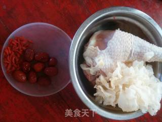 雪耳鸡汤的做法步骤：1