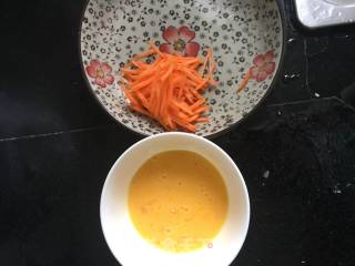 胡萝卜丝鸡蛋饼的做法步骤：1