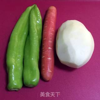土豆丝炒胡萝卜尖椒的做法步骤：1