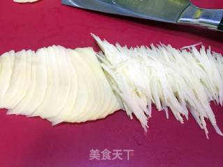 土豆丝炒胡萝卜尖椒的做法步骤：2