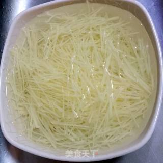 土豆丝炒胡萝卜尖椒的做法步骤：3