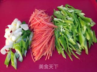 土豆丝炒胡萝卜尖椒的做法步骤：4