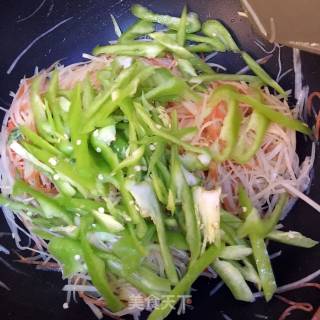 土豆丝炒胡萝卜尖椒的做法步骤：7
