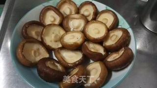 香菇粉蒸肉的做法步骤：2