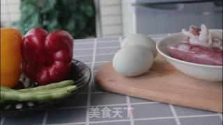 彩椒蛋黄酿鱿鱼——五彩斑斓的食材总会让人心生喜悦，寒冬已经到来，春天还会远吗？的做法步骤：1