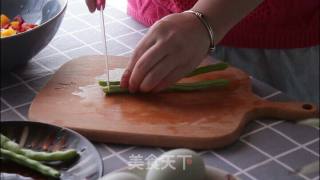 彩椒蛋黄酿鱿鱼——五彩斑斓的食材总会让人心生喜悦，寒冬已经到来，春天还会远吗？的做法步骤：2