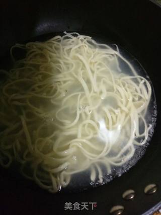 酱油拌面~酱油拌手擀面
十分钟就能吃到不需要卤子的面条！的做法步骤：2