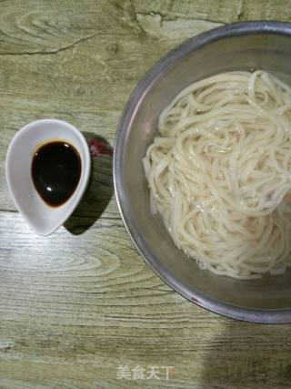 酱油拌面~酱油拌手擀面
十分钟就能吃到不需要卤子的面条！的做法步骤：3