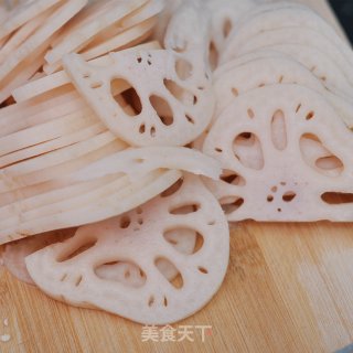 尖椒炒藕片的做法步骤：1