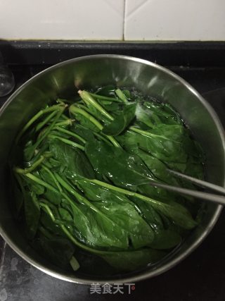 白菜饺子的做法步骤：1