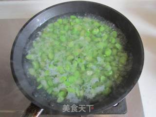 蚕豆米炒鱼丸的做法步骤：2