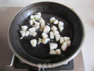 蚕豆米炒鱼丸的做法步骤：4