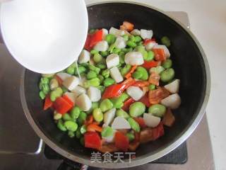 蚕豆米炒鱼丸的做法步骤：8