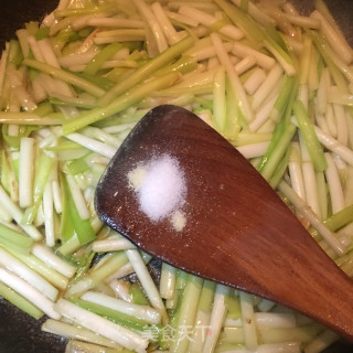 韭黄炒鸡蛋的做法步骤：5