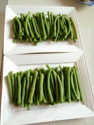 蒜蓉豇豆的做法步骤：1