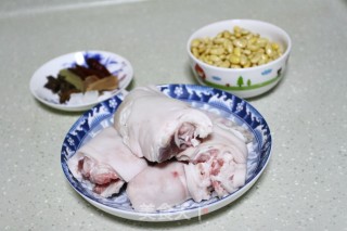 黄豆炖猪蹄的做法步骤：1