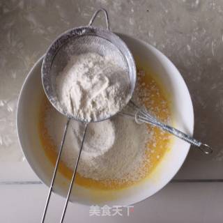 电饭锅版蛋糕的做法步骤：3