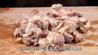 好吃又便宜的的【土豆烧牛腩】的做法步骤：1