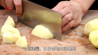 好吃又便宜的的【土豆烧牛腩】的做法步骤：2