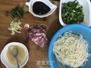 肉酱面的做法步骤：1