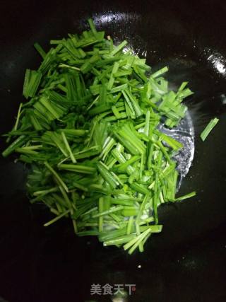 一分钟韭菜炒鸡蛋~一分钟上桌的韭菜炒鸡蛋的做法步骤：3