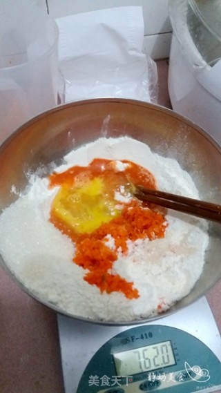 胡萝卜豆沙餐包的做法步骤：2