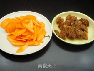 腊肠炒胡萝卜的做法步骤：2