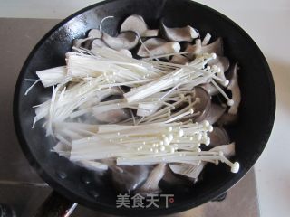 【湖北】双菇烩鱼丸的做法步骤：3
