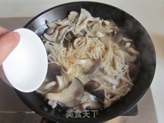 【湖北】双菇烩鱼丸的做法步骤：4