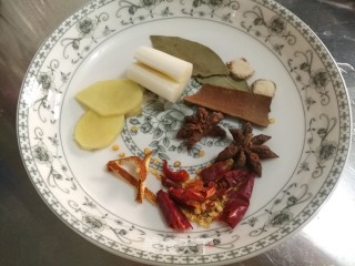 五香卤藕片的做法步骤：2
