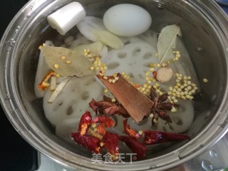 五香卤藕片的做法步骤：3