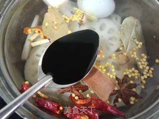 五香卤藕片的做法步骤：4